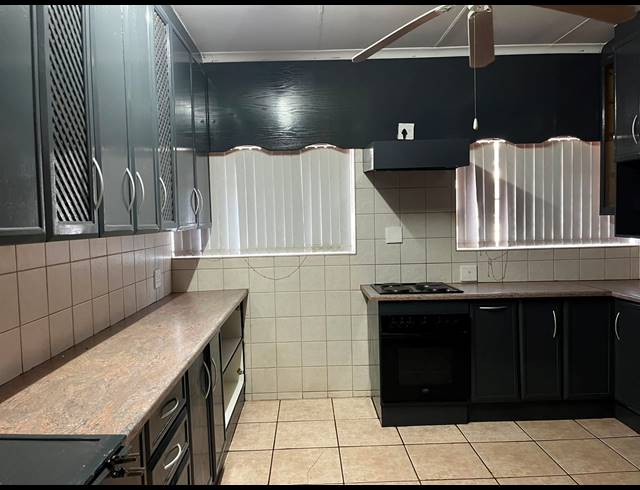 4 BEDROOM FREESTANDING FOR SALE IN FLAMWOOD